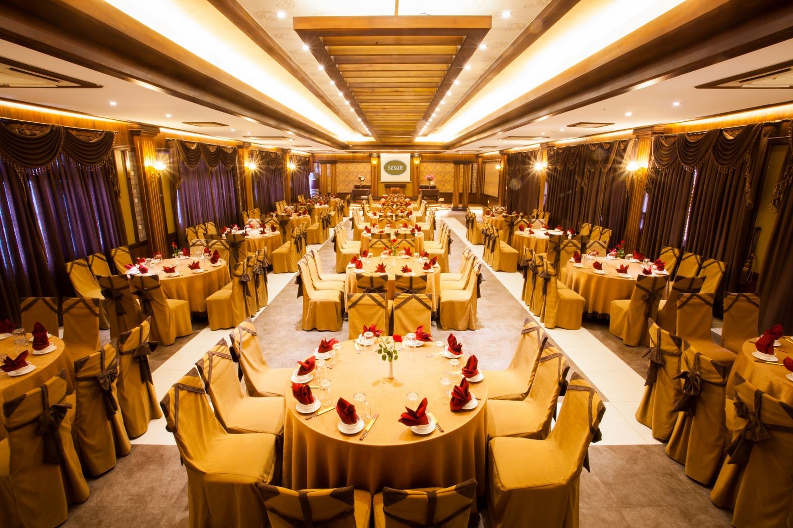 Nhà hàng còn có sảnh tiệc lớn phong cách châu Âu chuyên tổ chức tiệc công ty, hội nghị, hội thảo, liên hoan, sinh nhật…