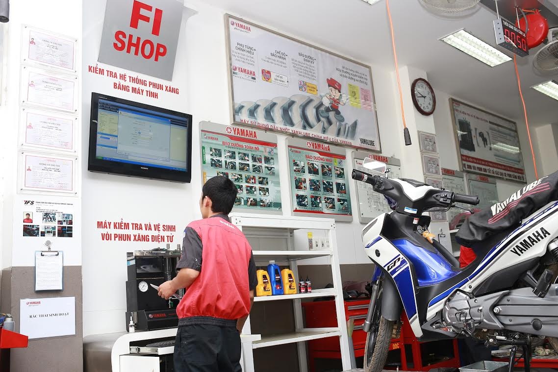 Kỹ thuật viên đang thao tác bảo dưỡng vòi phun xăng điện tử.