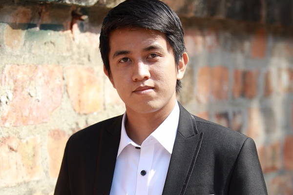 Chang trai doi doi nho clip duoc dan mang chu y hinh anh