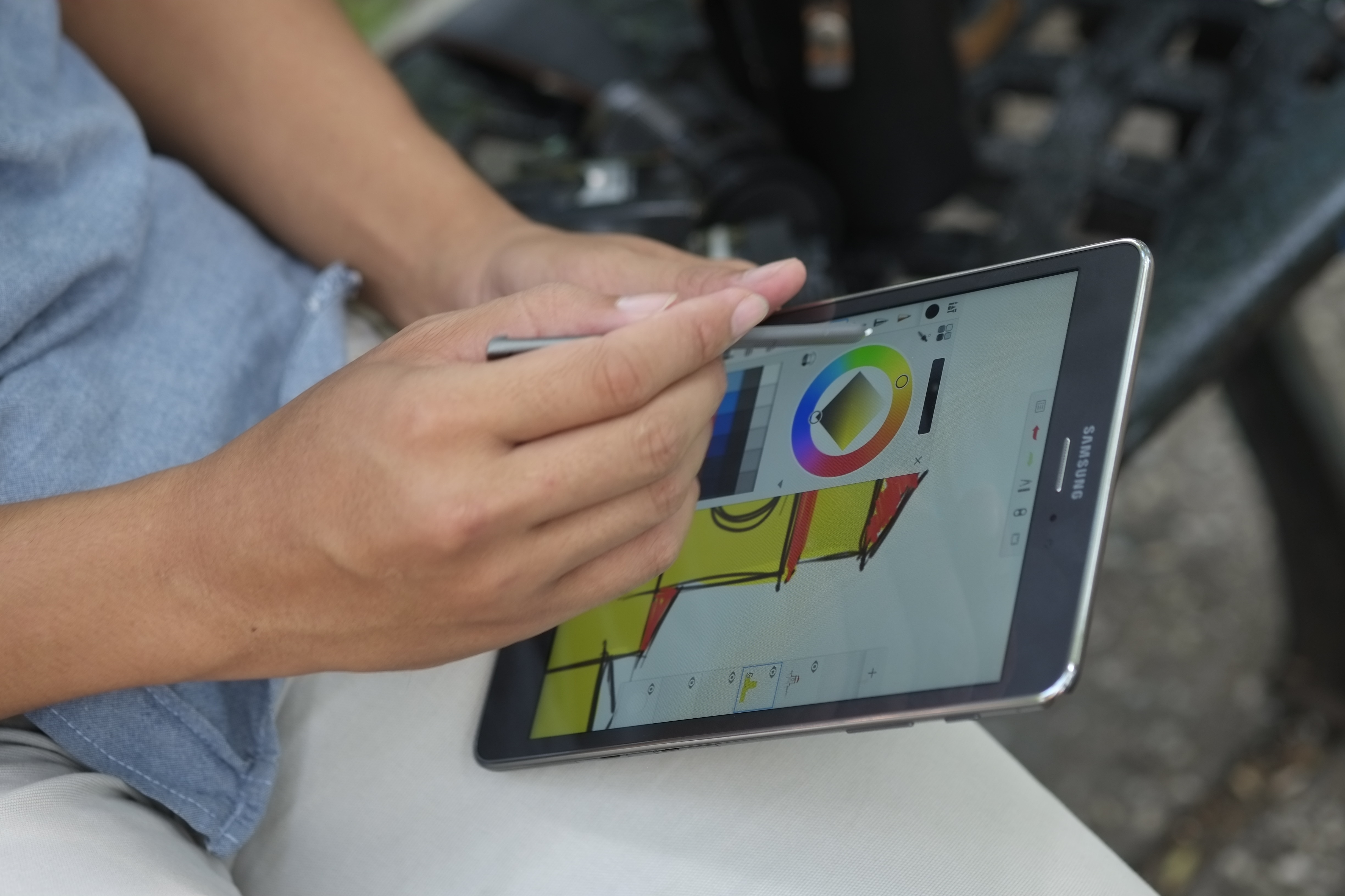 Galaxy Tab A là vật bất ly thân của Painter Man.