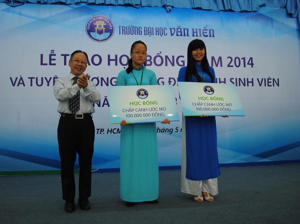 Hình ảnh lễ trao học bổng năm 2014 của đại học Văn Hiến