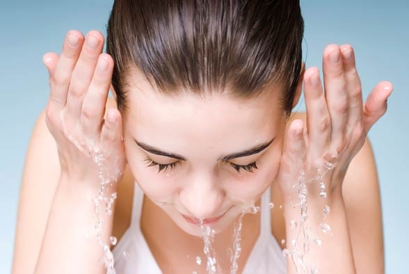 Giữ da sạch là bí quyết hữu hiệu ngăn ngừa mụn.