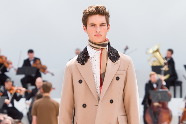 Burberry Prorsum Nam Xuan He 2016: Triet ly song cham hinh anh