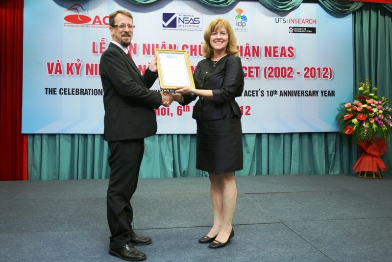 (ACET nhận chứng nhận NEAS về chất lượng khóa học đạt tiêu chuẩn quốc tế vào năm 2012).