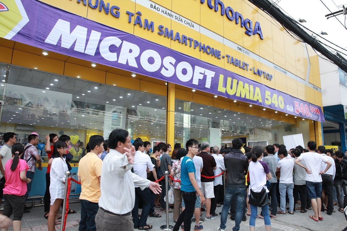 Nguoi dung xep hang mua Lumia 540 gia soc hinh anh