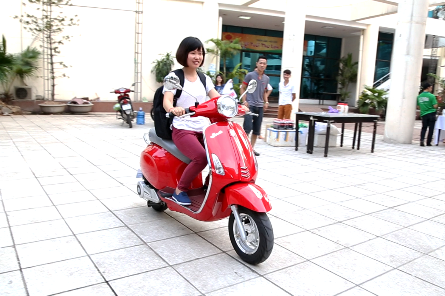 5 ngay dung thu xe dien Stella Diadema mien phi hinh anh