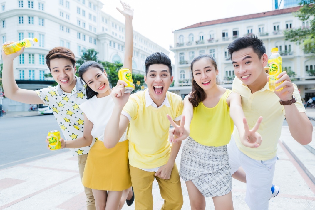 Mỗi ngày một chai C.C.Lemon chính là bí quyết bổ sung vitamin C tiện lợi, hiệu quả của nam ca sĩ điển trai.