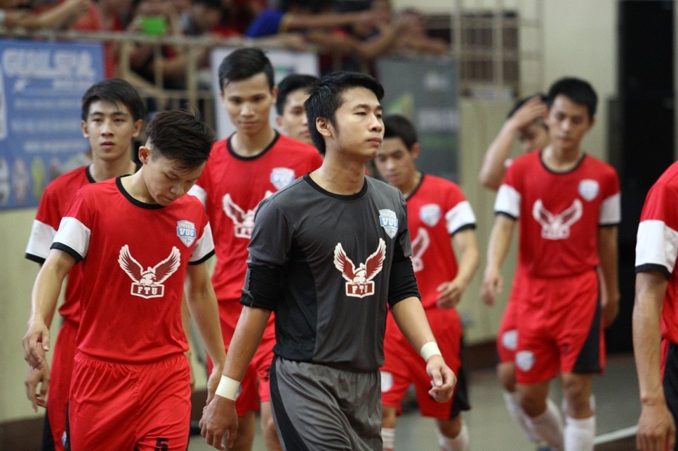 Anh Huy thi đấu trong màu áo của Đại học Ngoại Thương.