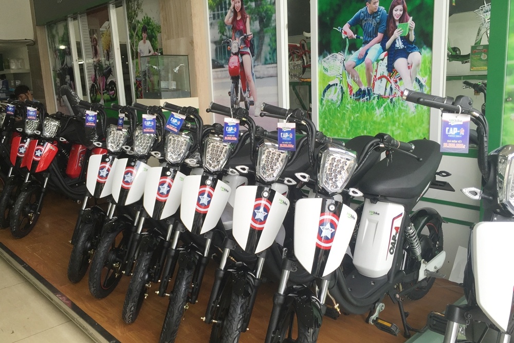 Xe dien Cap-A: Nguoi mua va nguoi ban mong tu lau hinh anh