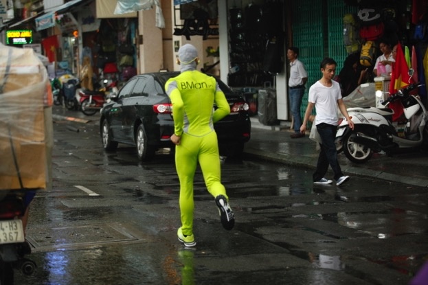 Thỉnh thoảng, người ta bắt gặp anh giúp đỡ người đi đường và nhanh chóng chạy đi ngay sau khi xong việc, không kịp để ai hỏi thăm.