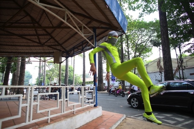 Anh luôn chạy thật nhanh với những bước chân thần tốc, đầy năng lượng.