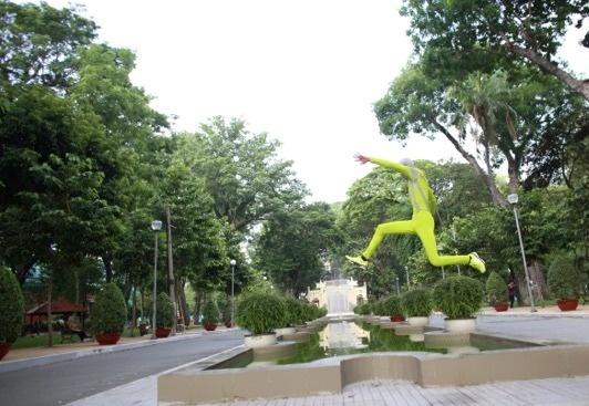 Một số cư dân cho biết, dù có vẻ ngoài lạ lùng nhưng chàng trai này rất thân thiện.