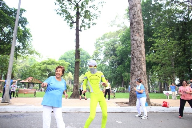 “Người xanh” thường khiến những ai bắt gặp phải bật cười vì các động tác hài hước của mình.