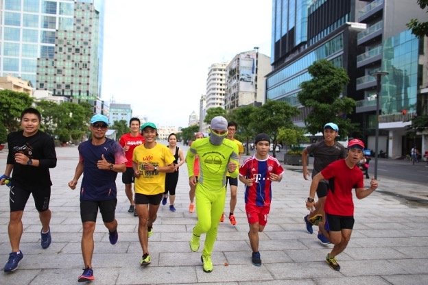 Tuy vậy, nhân vật này kín tiếng và không chia sẻ bất kỳ điều gì ngoài việc chỉ thẳng vào dòng chữ “luôn có cảm hứng chạy” và hình vẽ trái tim trên ngực áo.