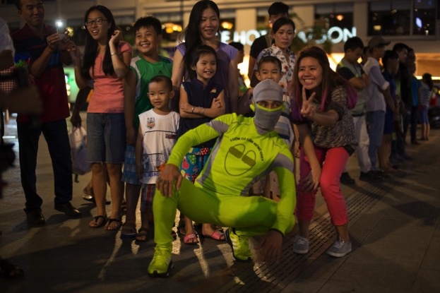 Sự xuất hiện của người áo xanh khiến cư dân Sài Thành xôn xao và tò mò. Các bạn trẻ đặt ra hàng loạt câu hỏi: Người áo xanh này là ai và đến từ đâu? Thiết bị đeo trên tai anh là gì? Và tại sao anh ta lại xuất hiện và chạy trên đường phố như vậy?