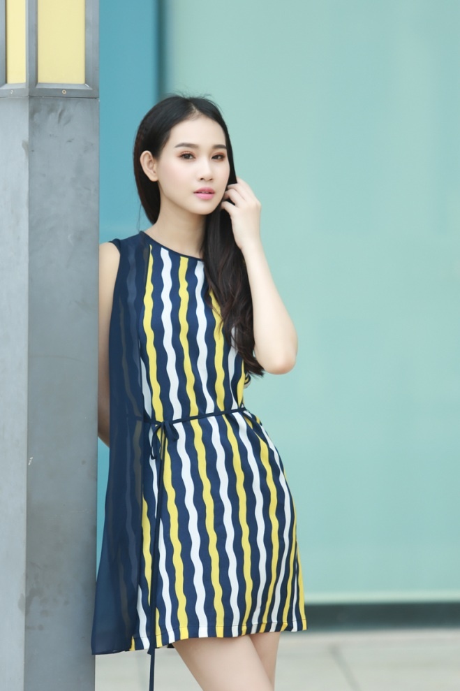 Vẫn là chiếc đầm kẻ sọc bình thường, nhưng chỉ cần thêm vạt áo voan mỏng và chiếc dây thắt ngang eo là đủ tôn lên nét dịu dàng của bạn.