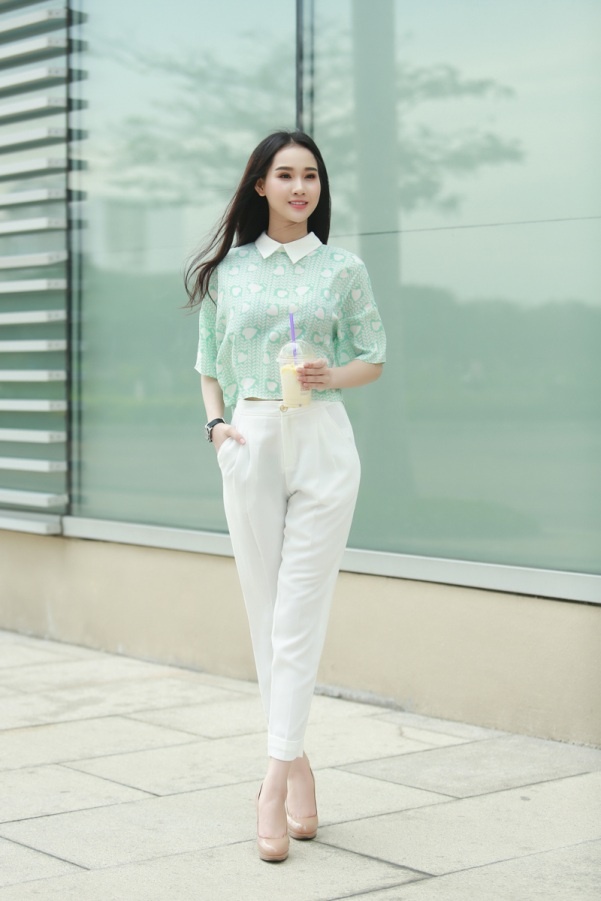 Vẫn là mốt sơ mi quần tây thường thấy, nhưng bạn sẽ rạng rỡ hơn khi diện mẫu áo màu xanh ngọc tươi sáng với họa tiết tinh tế.