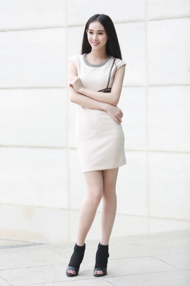 Đầm ôm sát và boots chưa bao giờ thất bại trong việc tôn lên đôi chân dài của bạn.