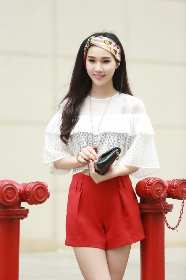 Nếu thích phong cách điệu đà kiểu công chúa, tại sao bạn không thử áo lưới pha ren và quần soóc? Ngoài ra, bạn có thể biến chiếc khăn thành phụ kiện cài tóc độc đáo, tạo thêm điểm nhấn cho trang phục.