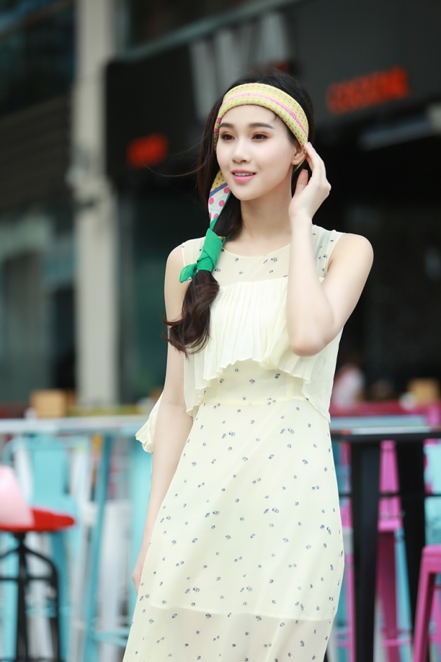 Kiểu đầm voan họa tiết hoa nhỏ xinh xắn và phần bèo nhún đầy nữ tính phía trước rất thích hợp cho mùa hè.