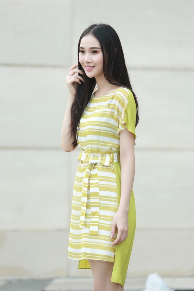 Cách điệu từ kiểu chân váy mullet, chiếc đầm voan sọc ngang tươi tắn này giúp bạn tự tin dù đi làm hay đi chơi.