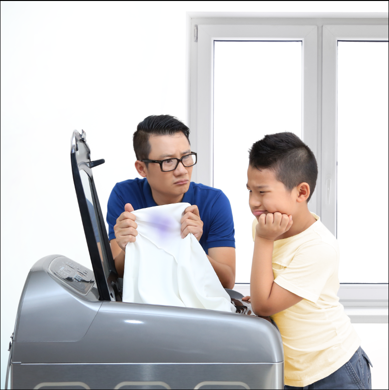 Hai bố con Hoàng Bách cùng làm việc nhà.