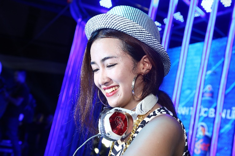 DJ Trang Moon trổ tài với các bản phối cực kì bắt tai.