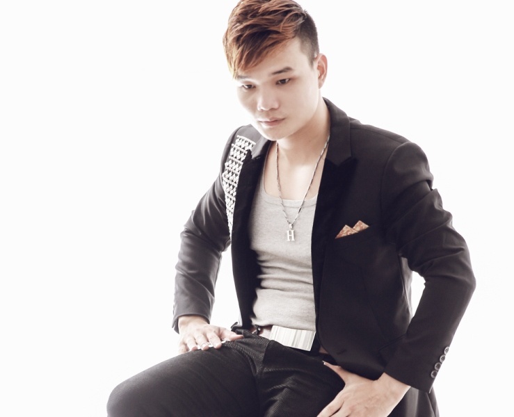 Ca si tre ra mat 2 MV dau tien hinh anh