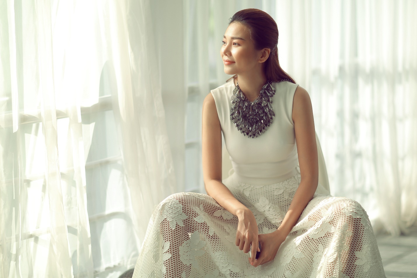  Siêu mẫu tiết lộ: “Luôn giữ cho diện mạo tươi tắn và rạng ngời trước công chúng là ưu tiên hàng đầu của Hằng. Sự cân bằng giữa công việc và các hoạt động chăm sóc cơ thể, chẳng hạn như uống đủ 2 lít nước mỗi ngày là bí quyết quan trọng giúp Hằng thực hiện mong muốn đó”.  