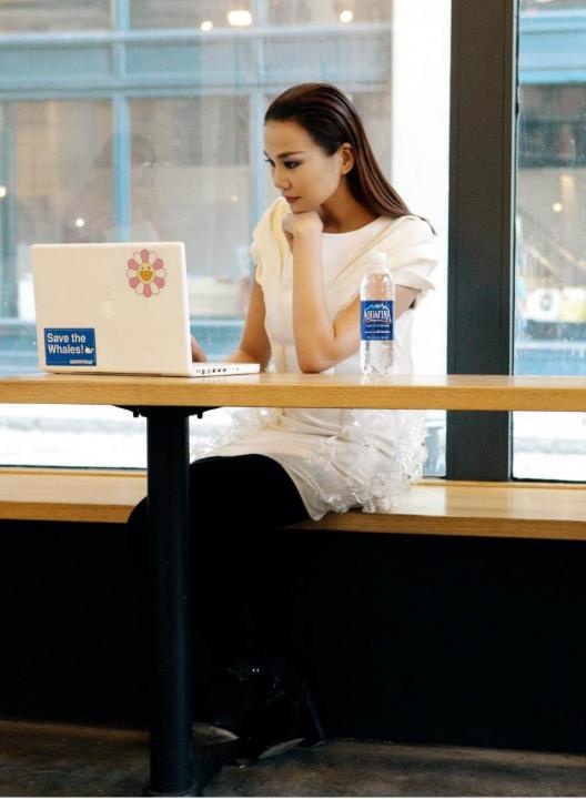 Sáng sớm, thay vì ngủ nướng, Thanh Hằng tập hít thở và hòa mình với thiên nhiên. Uống một chai Aquafina tinh khiết vào lúc ấy là cách tiếp năng lượng để khởi động ngày mới.