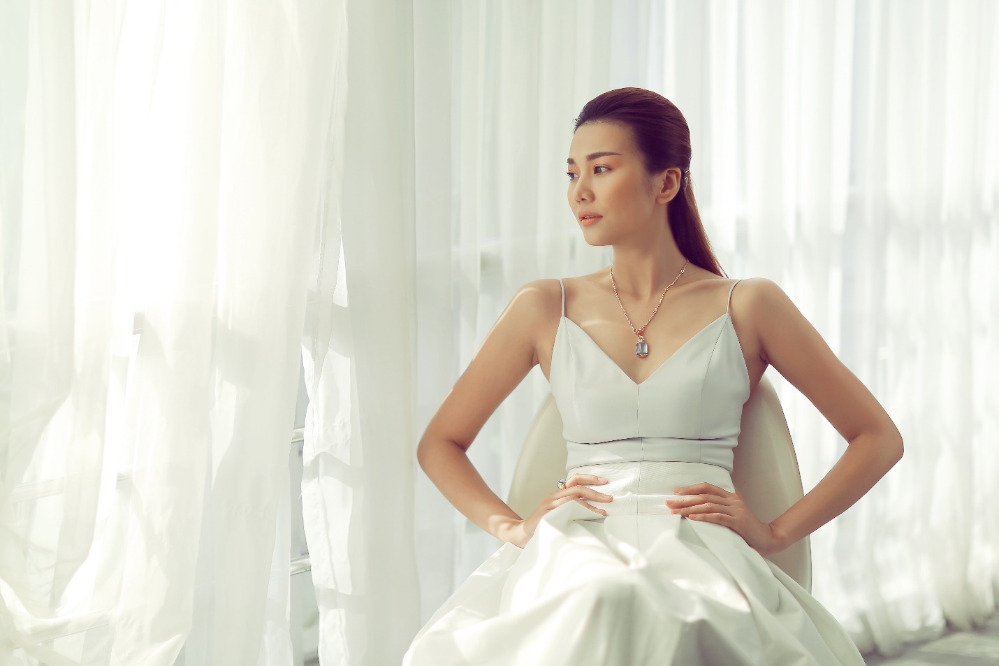   Những khi phải di chuyển liên tục theo lịch trình bận rộn, nhờ thói quen mang theo chai nước tinh khiết mà Thanh Hằng luôn giữ được thần thái rạng ngời, tươi tắn.   