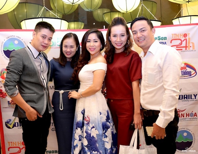 Hoa hau Bui Thi Ha, Hoa khoi Bich Tram mung ngay bao chi hinh anh