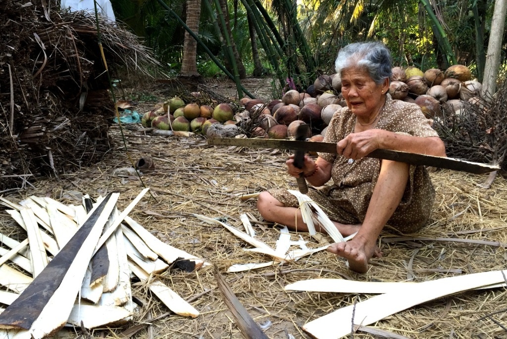 Cu ba hien dat de xay cau cho tre em hinh anh