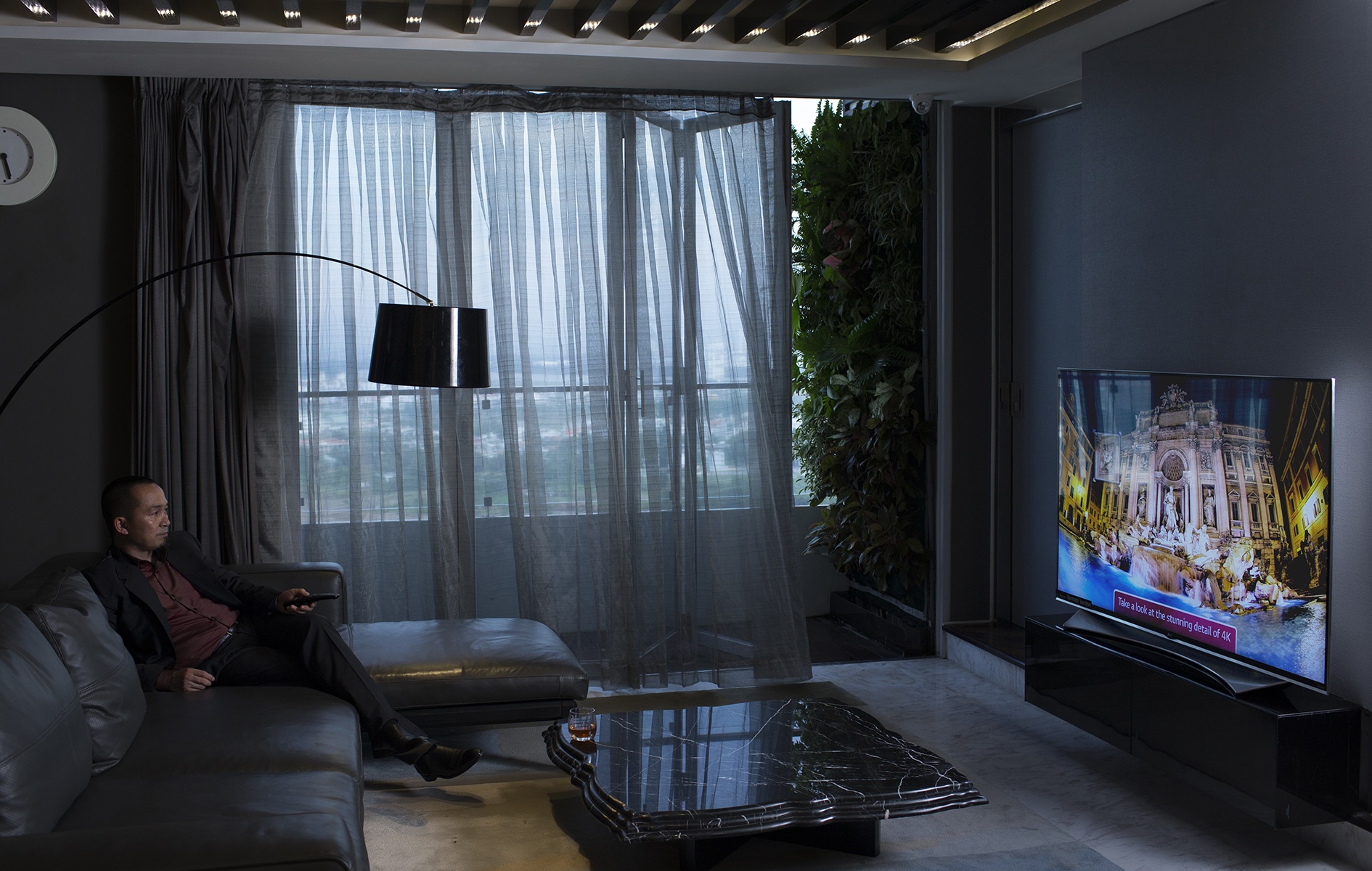 Nhạc sĩ Quốc Trung chọn tông màu trầm chủ đạo cho phòng giải trí của mình.