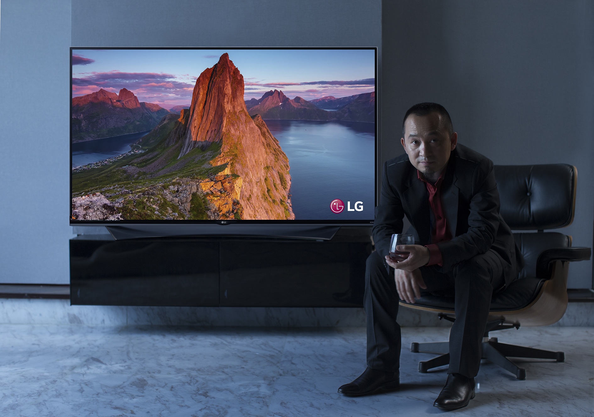 Quốc Trung chọn TV LG Super Ultra HD 4K (A98Q2131) (add link: http://www.lg.com/vn/tivi-super-uhd)  cho phòng giải trí riêng của mình. 