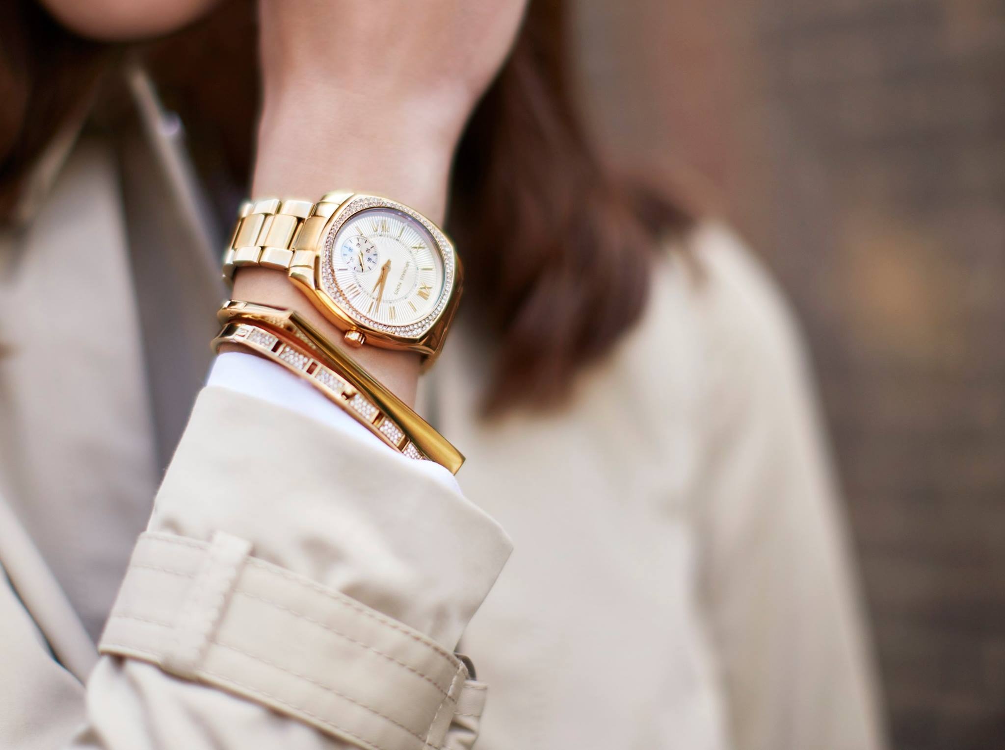 Mùa hè không chỉ có các buổi dạo chơi đầy năng lượng buổi sáng, mà còn vô số buổi tiệc náo nhiệt diễn ra khi thành phố lên đèn. Chiếc đồng hồ ánh kim và đính đá lấp lánh như thế này sẽ giúp bạn tỏa sáng.