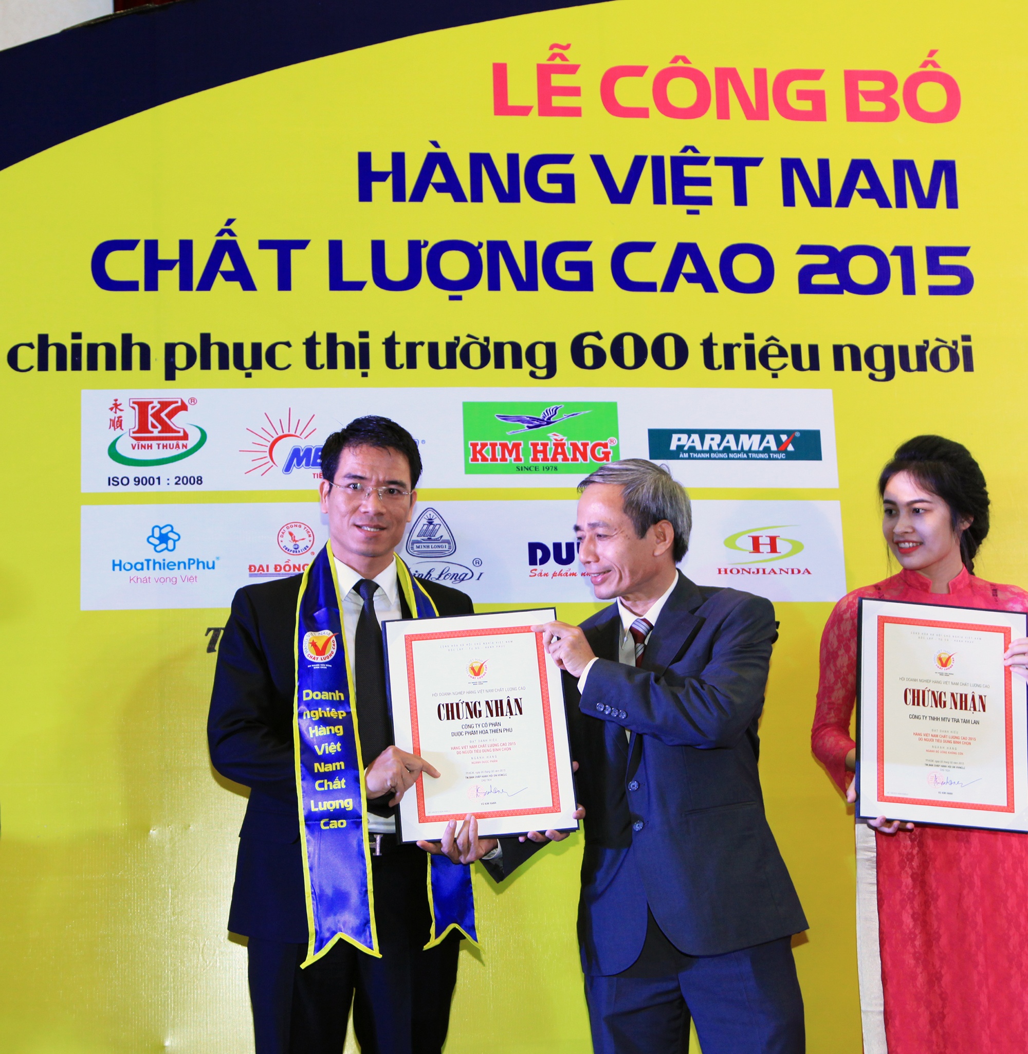 Đại diện Hoa Thiên Phú đón nhận giải thưởng Hàng Việt Nam Chất Lượng Cao 2015 do Người Tiêu Dùng bình chọn