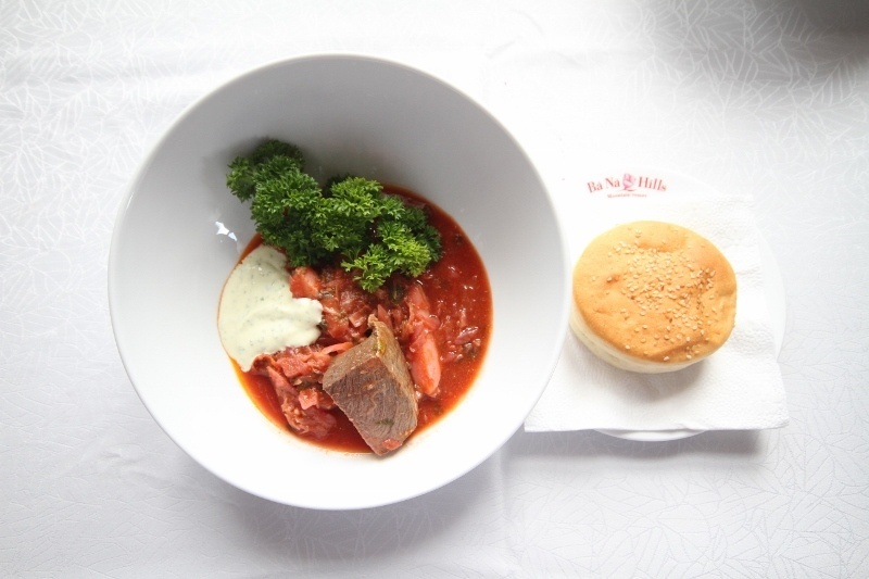 Bep truong Jurivich ke chuyen am thuc Nga tren dinh Ba Na hinh anh