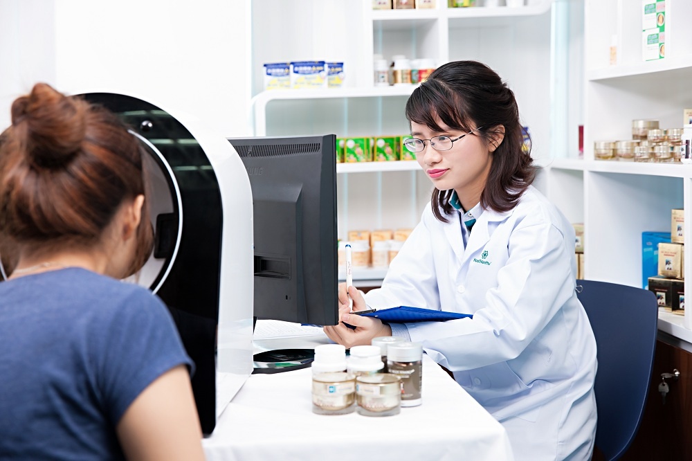 Dược sĩ cao cấp của Hoa Thiên Phú đang tư vấn soi da cho người tiêu dùng