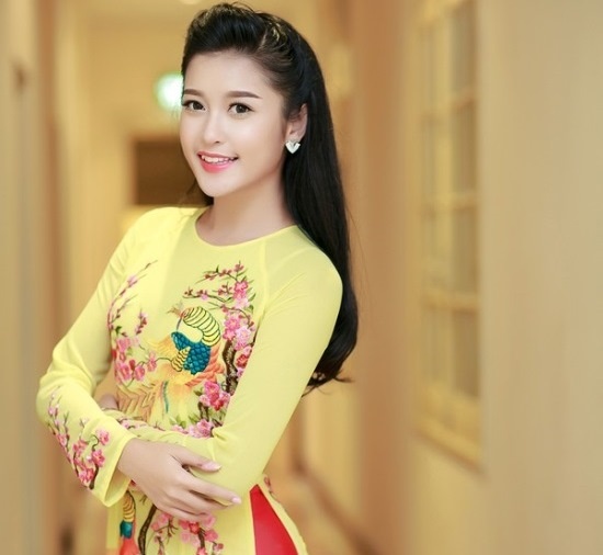 A hau Huyen My lan dau thu suc lam MC hinh anh