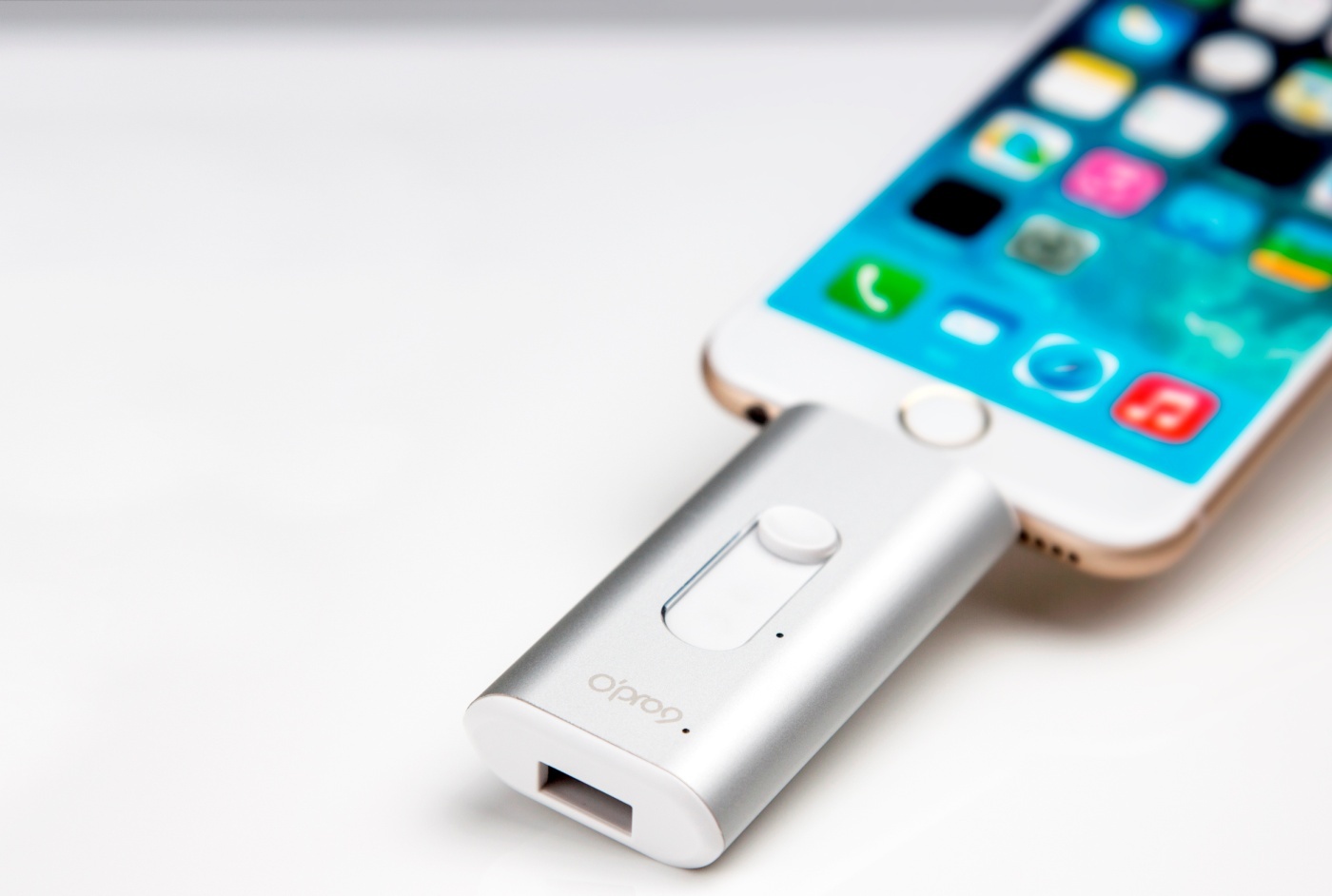 Nhung do choi cong nghe thich hop cho chuyen du lich he hinh anh