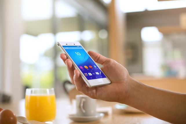 Với lượng pin tốt, người dùng Xperia M4 Aqua Dual thỏa sức lướt web và cập nhật thông tin trên Internet.