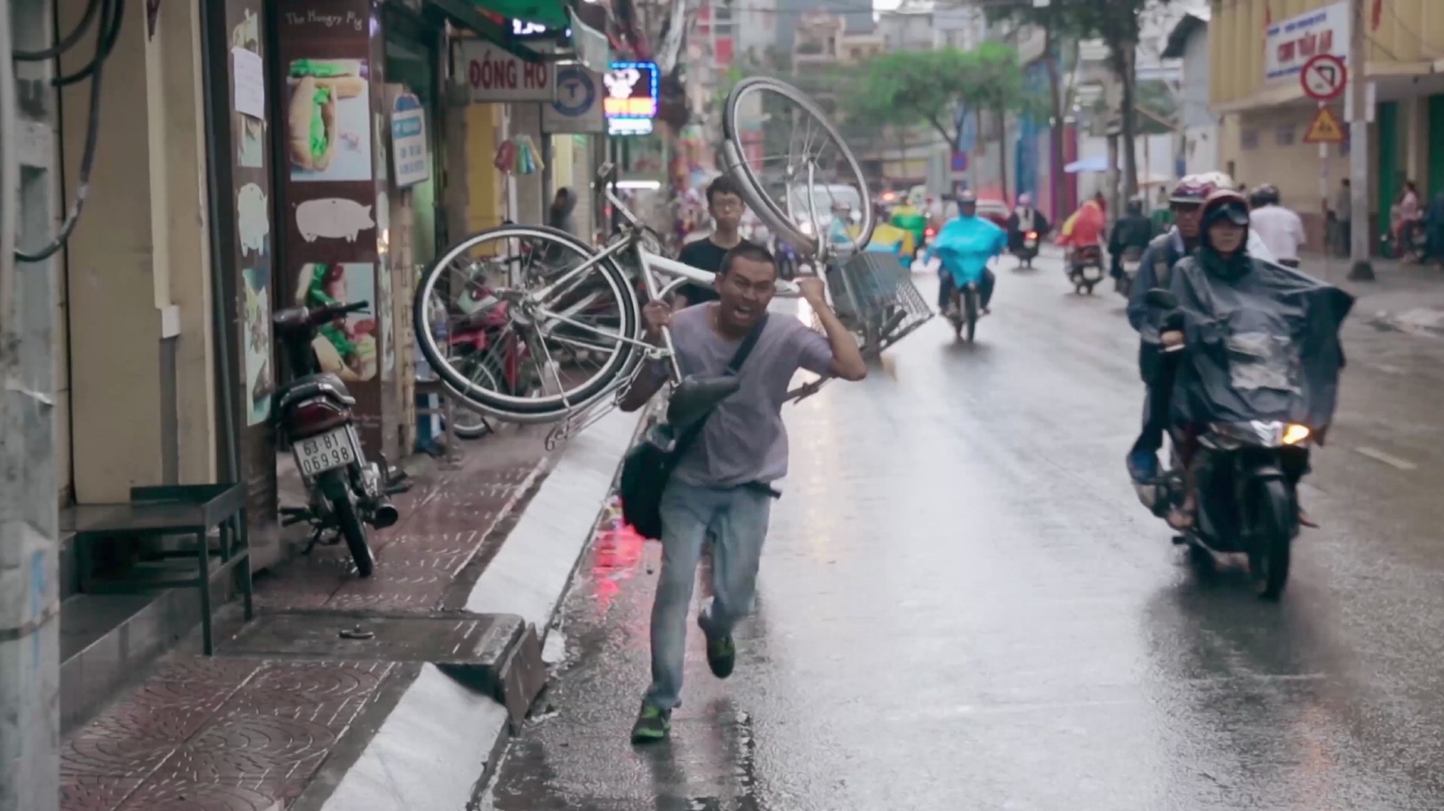 Thái Vũ, chàng trai với ước mơ trở thành diễn viên nổi tiếng nhưng cuộc đời lại luôn gặp xui xẻo, trắc trở.