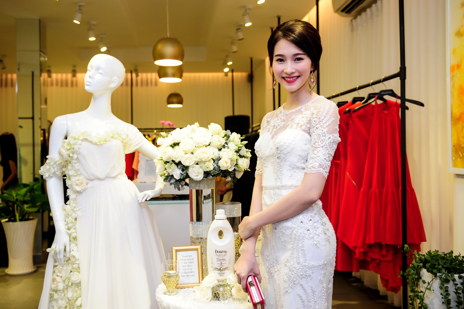 Bộ sưu tập ra mắt cửa hàng flagship store của NTK Lê Thanh Hòa đánh dấu chặng đường 2 năm đồng hành cùng Downy đem lại sự đơn giản, tinh tế trong thiết kế, hòa cùng hương nước hoa quyến rũ để tôn lên nét thanh lịch của phái đẹp.