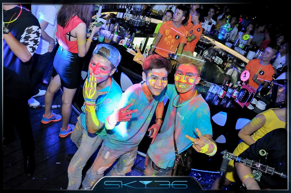 Tâm điểm chương trình với màn chúc mừng sinh nhật SKY36 vô cùng ý nghĩa. Không gian SKY36 dường như nổ tung với những phần trình diễn sôi động từ bartender, Ukraine dancer. Những ánh đèn, trang phục và vòng tay phát sáng màu neon lung linh tỏa sáng cả bữa tiệc.