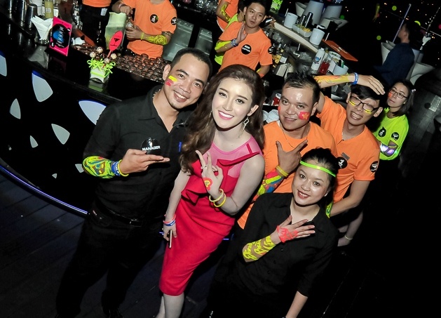 A hau Huyen My lam MC tai bar cao nhat Viet Nam hinh anh