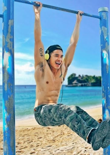   Hồ Vĩnh Khoa thể hiện sự tươi vui và chút nổi loạn qua họa tiết rằn ri ấn tượng.