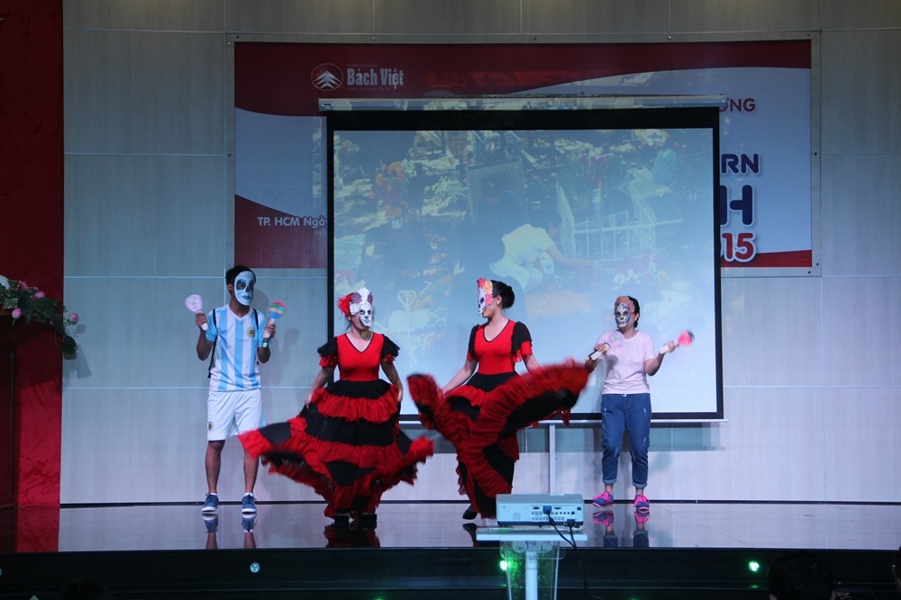 Đội The Fire trong tiết mục khiêu vũ của “thần dân” Mê-xi-cô