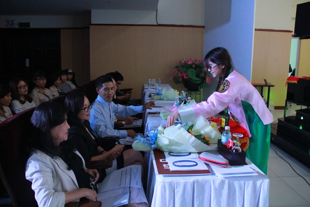 Hình 3_Khi tái hiện buổi ăn tối trong ngày tết tại Hàn Quốc, đội Red Wolf đã “ghi điểm” khi khôn khéo mời ban giám khảo nếm rượu Soju - một loại rượu đặc trưng của văn hoá xứ sở kim chi.