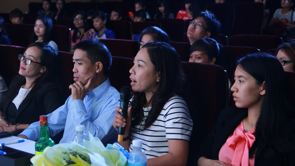 Hình 6_ThS Nguyễn Xuân Thuỵ Uyên - Phó trưởng khoa Ngoại ngữ đang nhận xét phần trình diễn của các tiết mục đêm chung kết